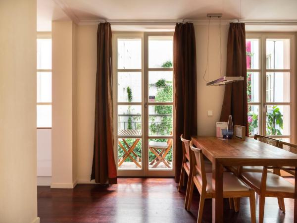 numa I Belfort Rooms & Apartments : photo 5 de la chambre large studio with kitchenette, balcony and sofa bed