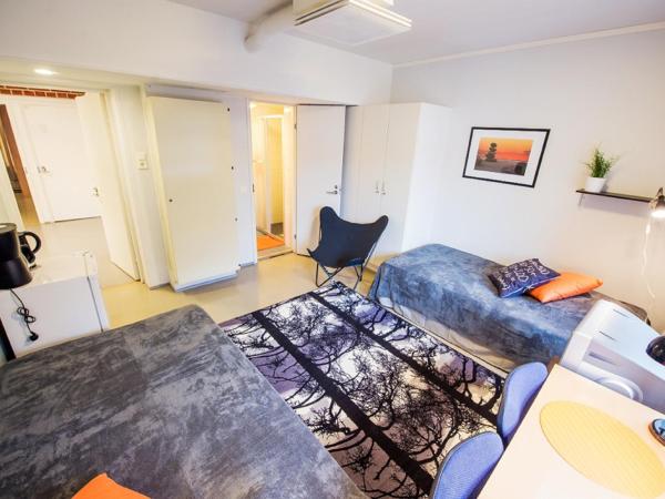 Forenom Hostel Espoo Otaniemi : photo 5 de la chambre chambre lits jumeaux avec salle de bains commune