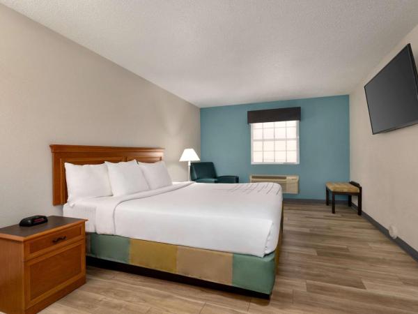 La Quinta Inn by Wyndham Columbus Airport Area : photo 4 de la chambre chambre lit king-size - accessible aux personnes à mobilité réduite