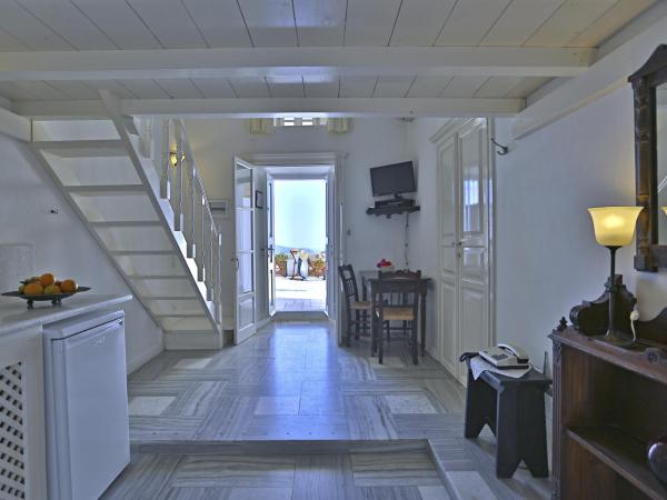 Cori Rigas Suites : photo 3 de la chambre petite suite avec terrasse commune - vue sur caldera