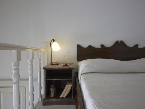 Cori Rigas Suites : photo 4 de la chambre petite suite avec terrasse commune - vue sur caldera