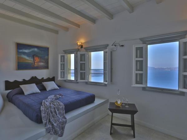 Cori Rigas Suites : photo 1 de la chambre petite suite avec balcon privé - vue sur caldera