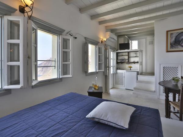 Cori Rigas Suites : photo 2 de la chambre petite suite avec balcon privé - vue sur caldera