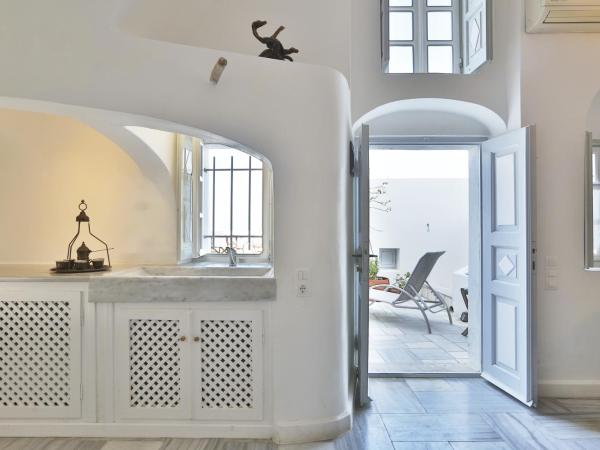 Cori Rigas Suites : photo 4 de la chambre suite senior avec bain à remous et terrasse avec vue sur la caldeira