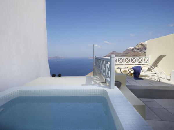 Cori Rigas Suites : photo 1 de la chambre suite senior avec bain à remous et terrasse avec vue sur la caldeira