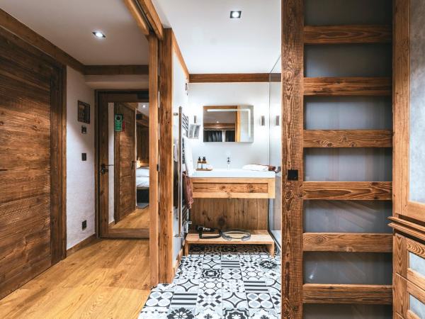 Hôtel Les Peupliers : photo 3 de la chambre chambre confort avec balcon - vue sur village