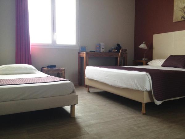 Kyriad Perpignan Sud : photo 4 de la chambre chambre triple