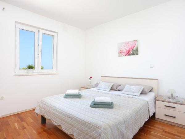 Apartments and rooms with parking space Rogoznica - 19786 : photo 1 de la chambre appartement 2 chambres avec terrasse et vue sur la mer