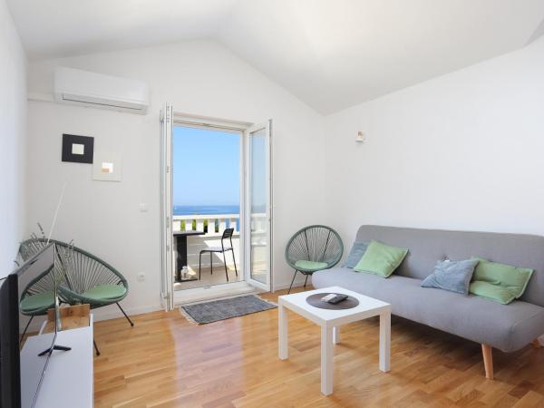 Apartments and rooms with parking space Rogoznica - 19786 : photo 1 de la chambre appartement 1 chambre avec balcon et vue sur mer