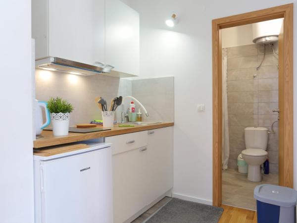 Apartments and rooms with parking space Rogoznica - 19786 : photo 7 de la chambre appartement 1 chambre avec balcon et vue sur mer