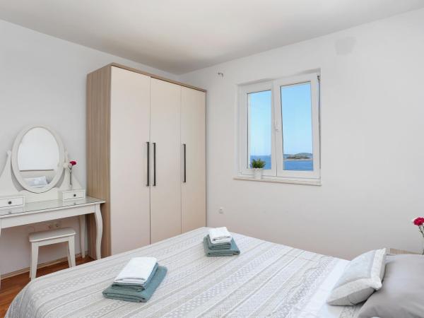 Apartments and rooms with parking space Rogoznica - 19786 : photo 3 de la chambre appartement 2 chambres avec terrasse et vue sur la mer