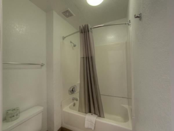 Motel 6-Orlando, FL - Winter Park : photo 1 de la chambre chambre lit queen-size deluxe