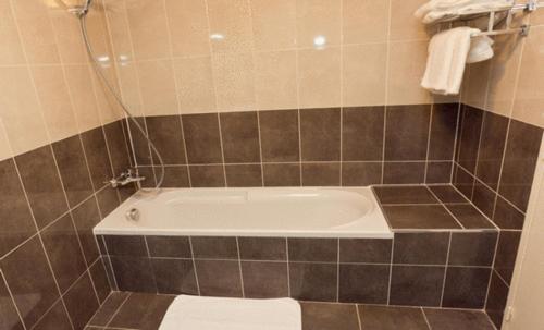 Hôtel Belle Fontainebleau : photo 4 de la chambre chambre triple