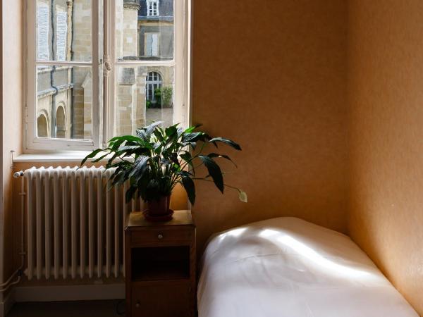 Espace Bernadette Soubirous Nevers : photo 1 de la chambre chambre lits jumeaux standard avec salle de bains commune