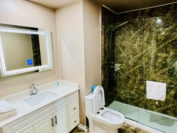 Super 8 by Wyndham Niagara Falls ON : photo 6 de la chambre suite 3 lits doubles - non-fumeurs