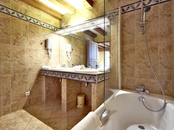 Kyriad Saumur Hyper Centre Hôtel Appartements et SPA soins Sothys Paris : photo 4 de la chambre grande chambre familiale (5 adultes)