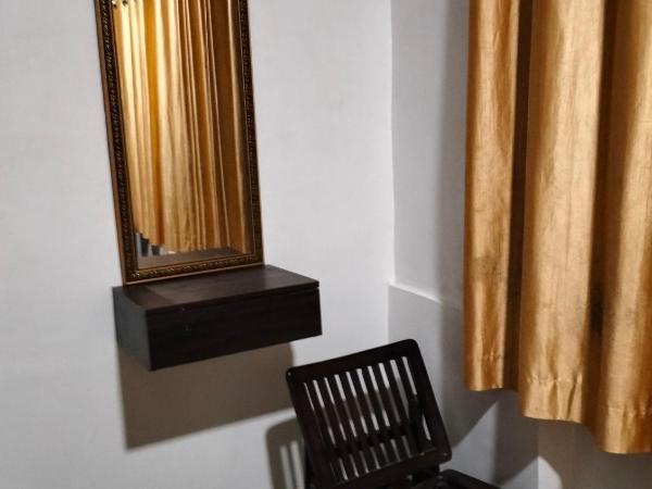 The Royal Lake View Villa : photo 3 de la chambre chambre double avec salle de bains privative