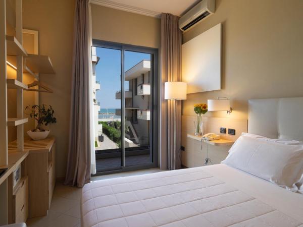 Hotel Ostuni : photo 2 de la chambre chambre triple supérieure - vue sur mer