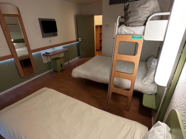 Ibis Budget Marseille Est Porte d'Aubagne : photo 9 de la chambre chambre familiale