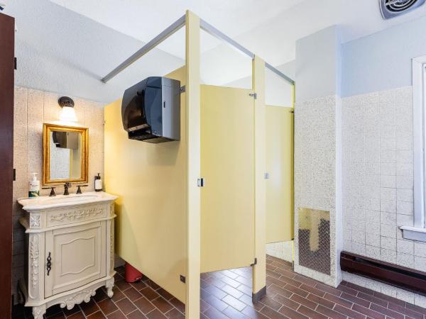 College Inn Hotel : photo 3 de la chambre small room - one twin bed, shared bathroom