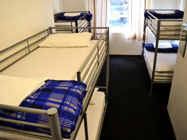 Maze Backpackers - Sydney : photo 2 de la chambre lit simple dans dortoir mixte de 6 lits avec salle de bains commune