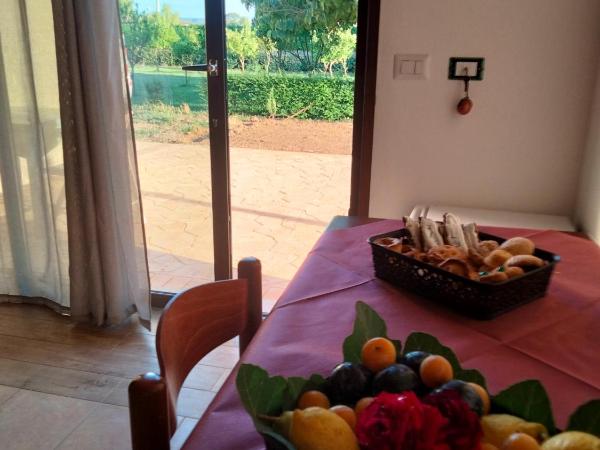 Agriturismo i doni del mandorlo : photo 4 de la chambre chambre lit king-size - vue sur jardin