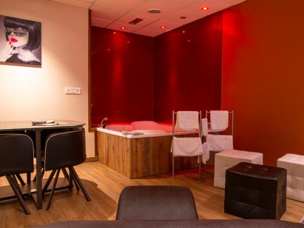 Motel Los Abedules : photo 7 de la chambre suite lit king-size avec baignoire spa