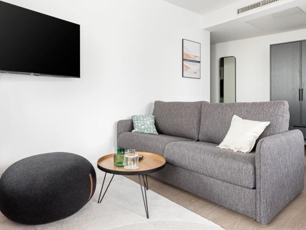 limehome Berlin Luise Henriette Str - Digital Access : photo 7 de la chambre suite avec canapé-lit