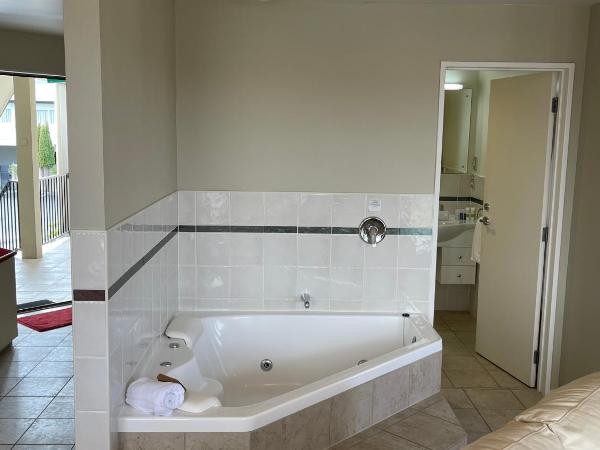 Chantillys Motor Lodge : photo 8 de la chambre suite deluxe avec baignoire spa