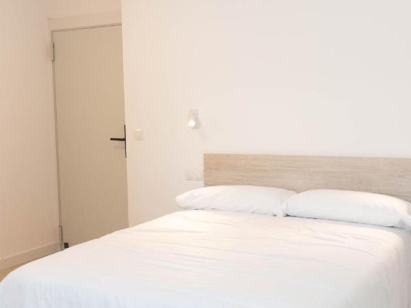 Hostel Villa Miguela : photo 1 de la chambre chambre familiale avec salle de bains privative