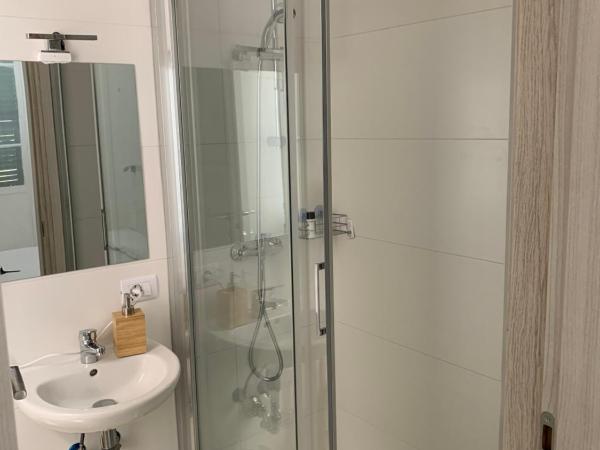 Bed & Breakfast Sweet life La spezia Liguria : photo 2 de la chambre chambre double avec salle de bains privative