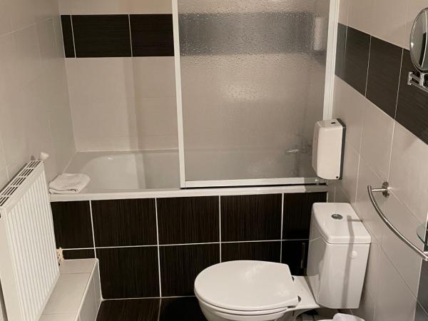 Contact Hôtel les Platanes Villeneuve sur Lot Centre : photo 1 de la chambre chambre quadruple standard