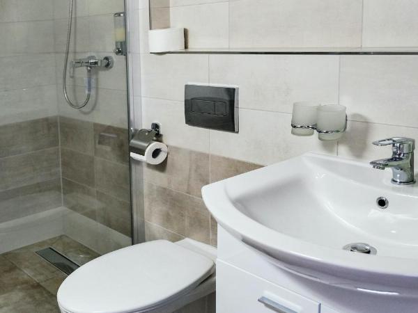 Pension Clara : photo 1 de la chambre chambre double deluxe avec lit d'appoint