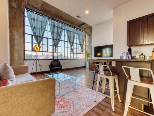 Sosuite at Independence Lofts - Callowhill : photo 2 de la chambre appartement avec balcon