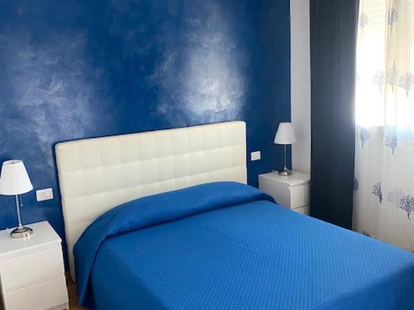 Blue Sea Rooms Apartment Cagliari : photo 2 de la chambre chambre double avec salle de bains privative