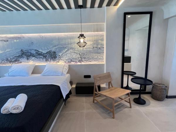 ArmonOia Suites : photo 2 de la chambre chambre triple deluxe - vue sur mer