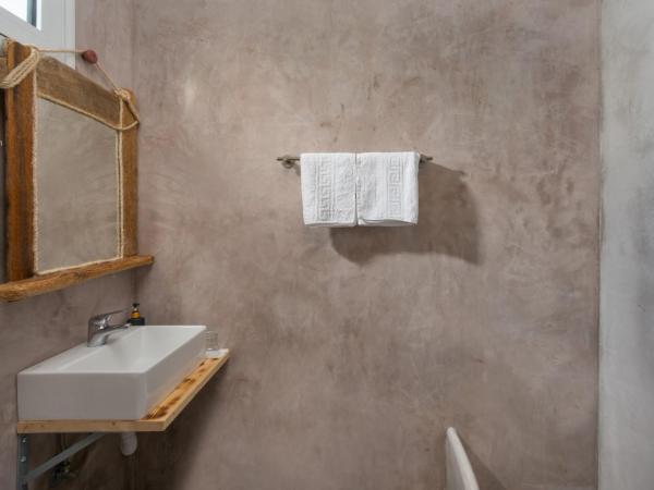 Christos studios and family apartments : photo 2 de la chambre chambre double deluxe avec balcon