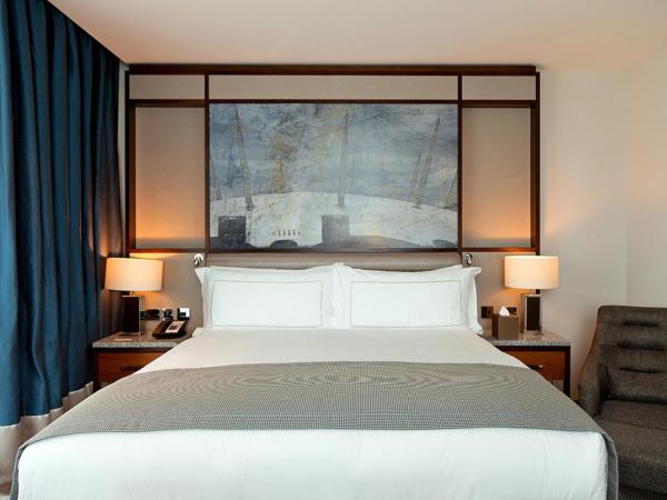 InterContinental London - The O2 : photo 2 de la chambre chambre lit king-size avec douche accessible en fauteuil roulant