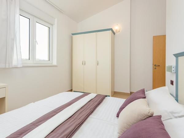 Residence Superior Del Mar : photo 8 de la chambre two-bedroom apartment with balcony and sea view (6 people)