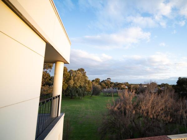 Sfera's Park Suites & Convention Centre : photo 6 de la chambre chambre lit queen-size avec balcon