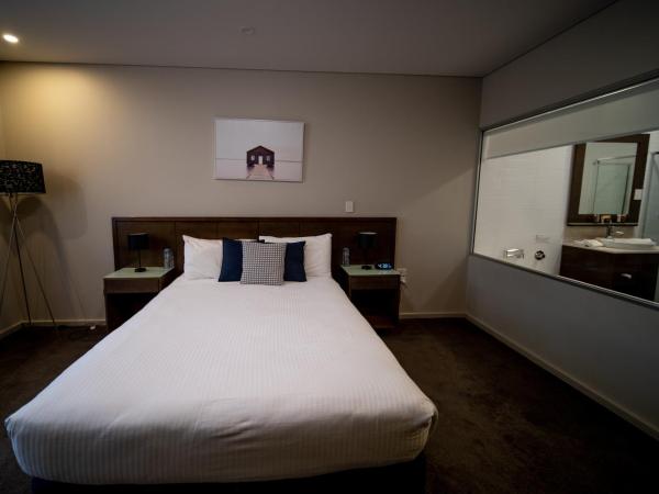 Sfera's Park Suites & Convention Centre : photo 4 de la chambre chambre lit queen-size avec baignoire spa