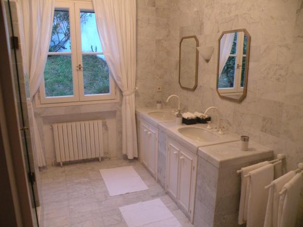 CHAMBRE LUXUEUSE AVEC IMMENSE PISCINE VUE SUR LA BAIE DE CANNES ET L Estérel avec possibilité de cabine 3 personnes : photo 1 de la chambre chambre familiale