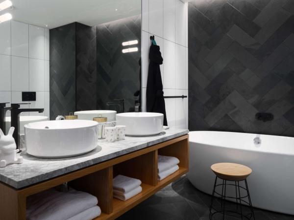 QT Wellington : photo 6 de la chambre hébergement lit king-size qt gallery - vue sur port