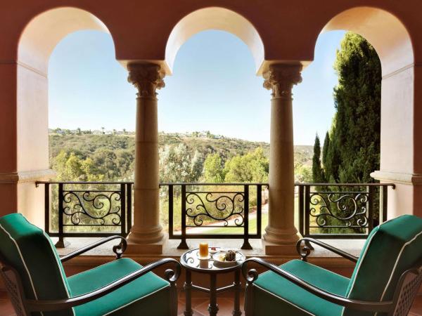 Fairmont Grand Del Mar : photo 1 de la chambre hébergement lit king-size deluxe avec véranda et balcon ou terrasse - vue sur complexe