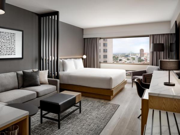 Hyatt Place Montreal - Downtown : photo 5 de la chambre chambre lit king-size avec canapé-lit et douche accessible en fauteuil roulant - accessible aux personnes à mobilité réduite