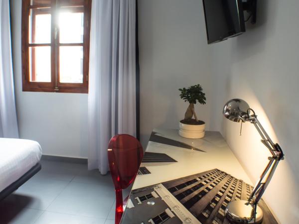 Quart Youth Hostel & Apartments : photo 5 de la chambre chambre double avec salle de bains privative