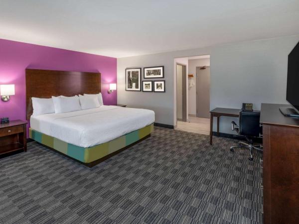La Quinta by Wyndham Houston NW Brookhollow : photo 3 de la chambre chambre lit king-size exécutive