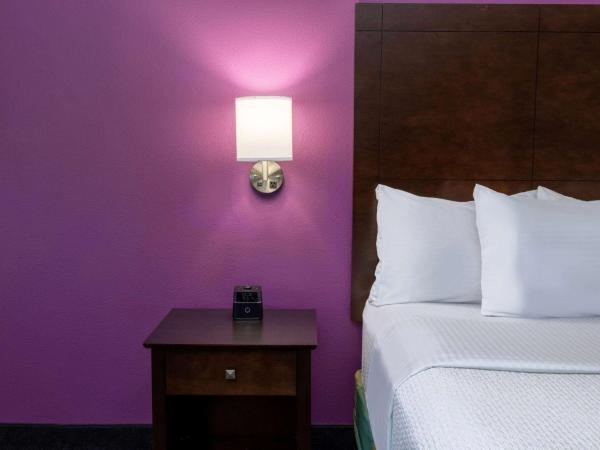 La Quinta by Wyndham Houston NW Brookhollow : photo 2 de la chambre chambre lit king-size exécutive