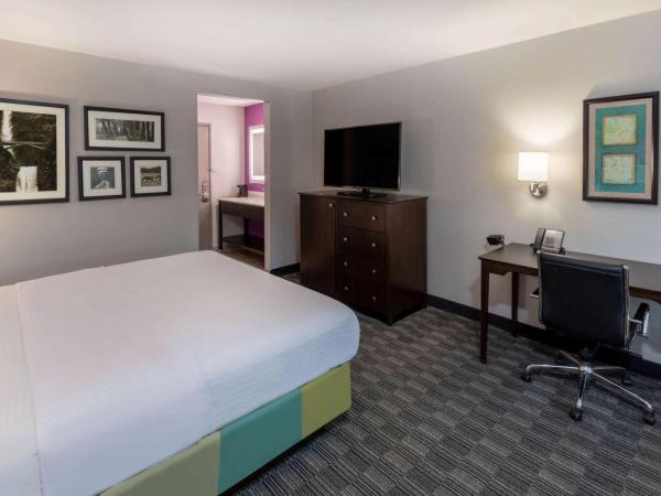 La Quinta by Wyndham Houston NW Brookhollow : photo 2 de la chambre chambre lit king-size