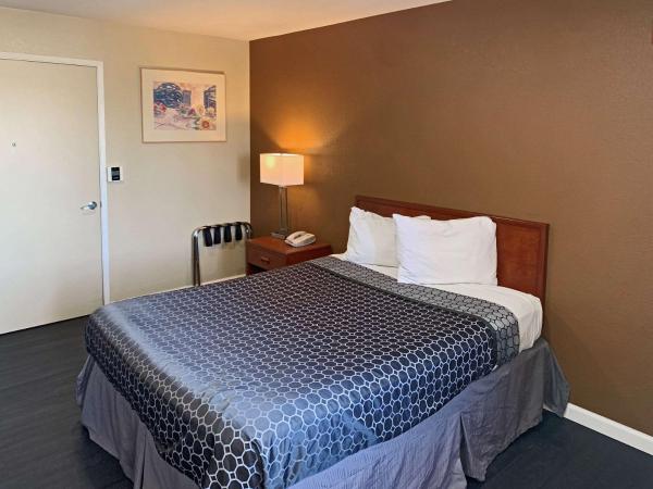 Rodeway Inn Sacramento-University Area : photo 1 de la chambre chambre lit queen-size accessible aux personnes à mobilité réduite - non-fumeurs